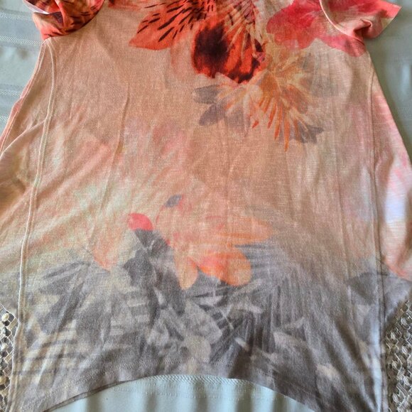 Size Medium (8/10) Time & Tru Brightly Colored V-Neck Short Sleeve Sequined Pull - Picture 7 of 10